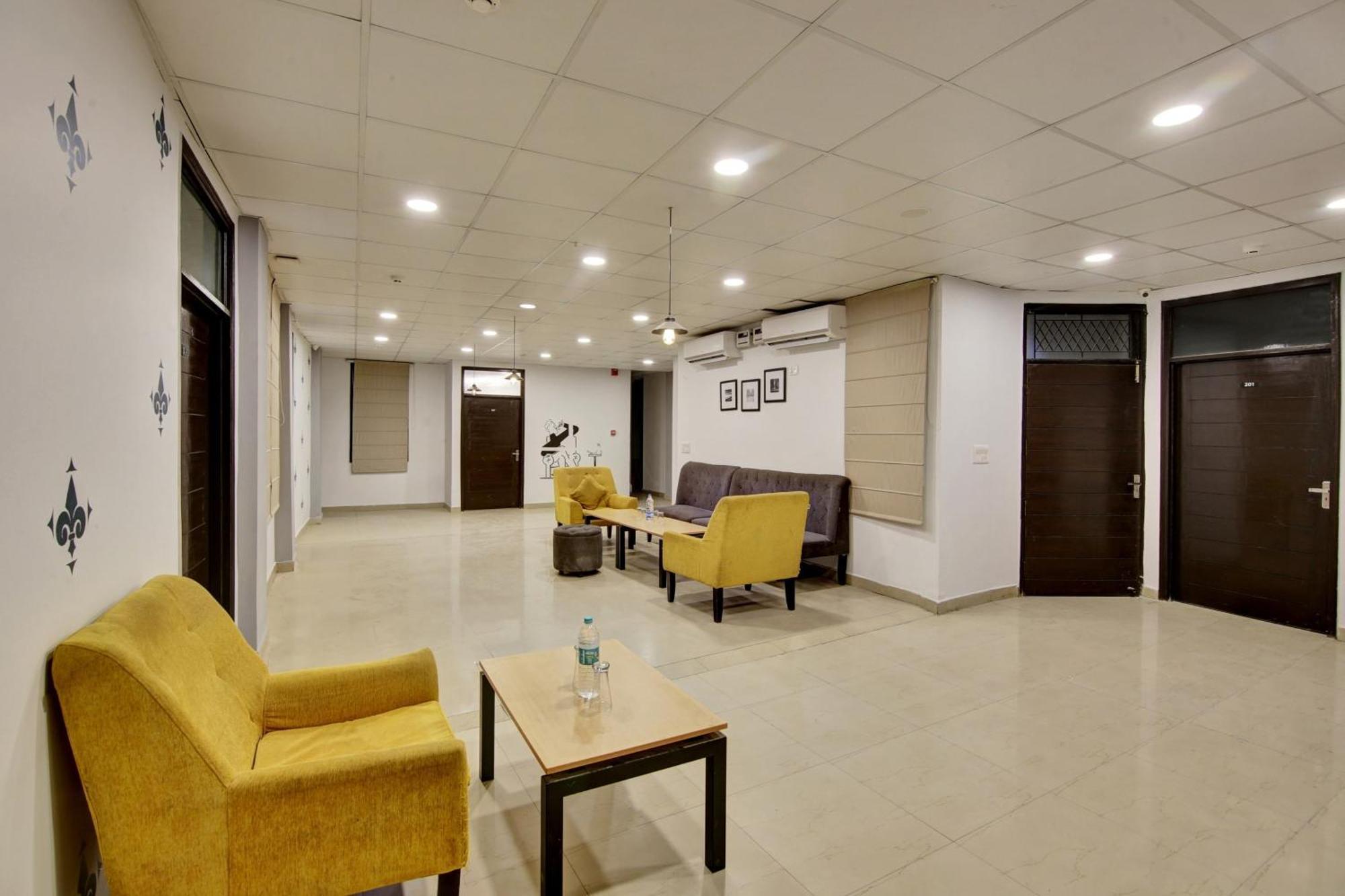 Super Townhouse Saket Residency Near Saket Metro New Delhi