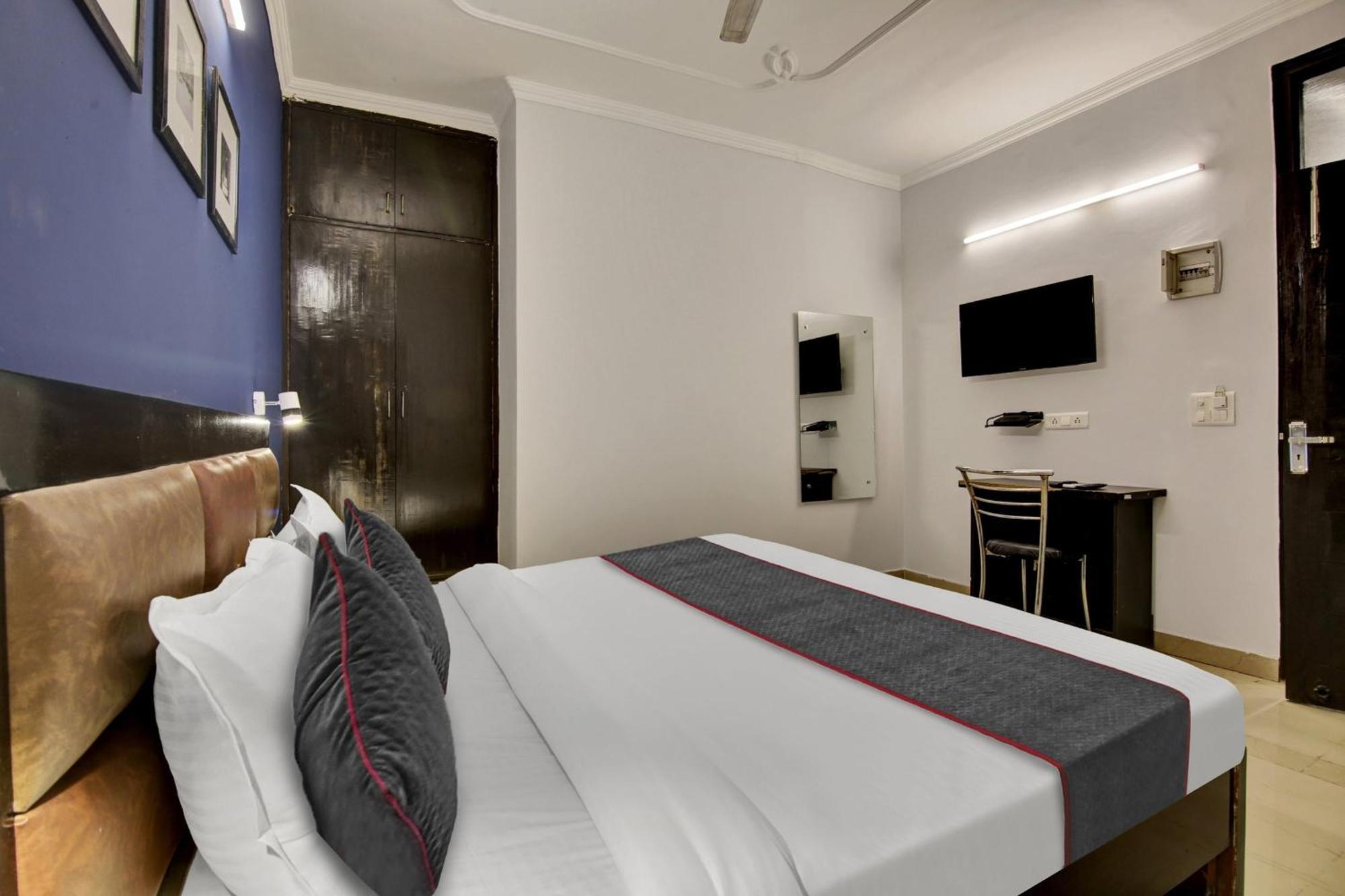 Super Townhouse Saket Residency Near Saket Metro * New Delhi