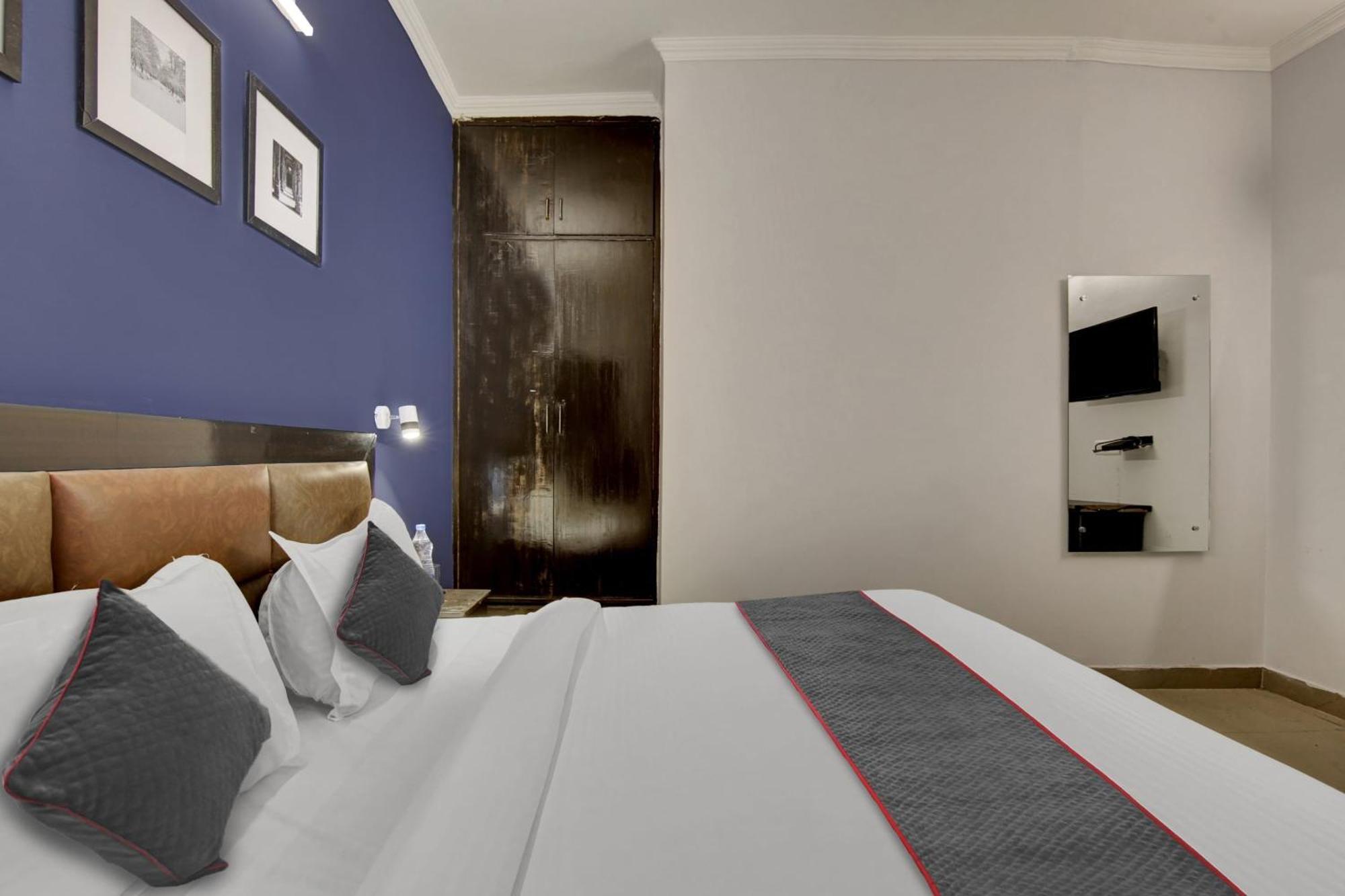 Super Townhouse Saket Residency Near Saket Metro