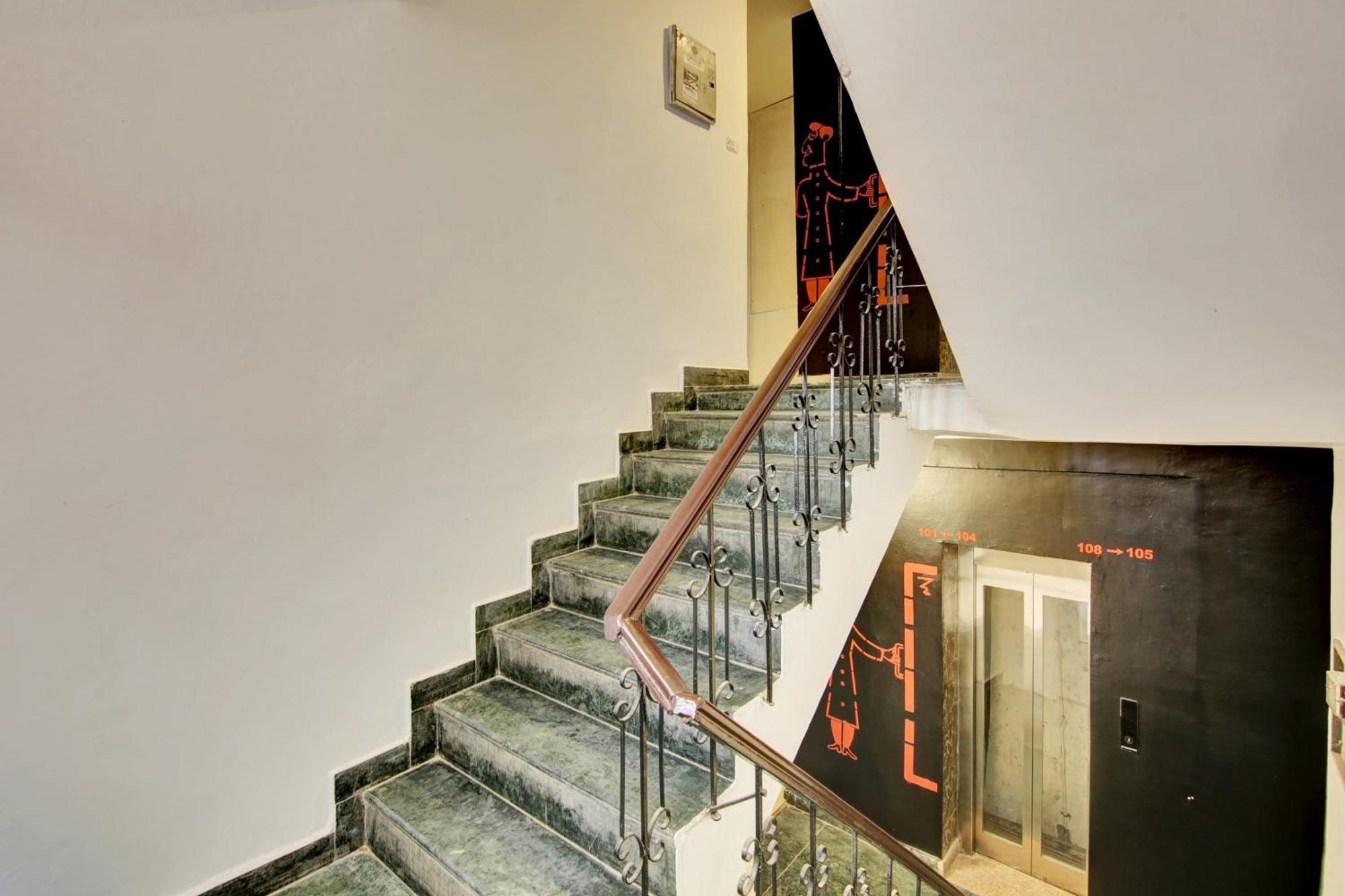 Super Townhouse Saket Residency Near Saket Metro Hotel *
