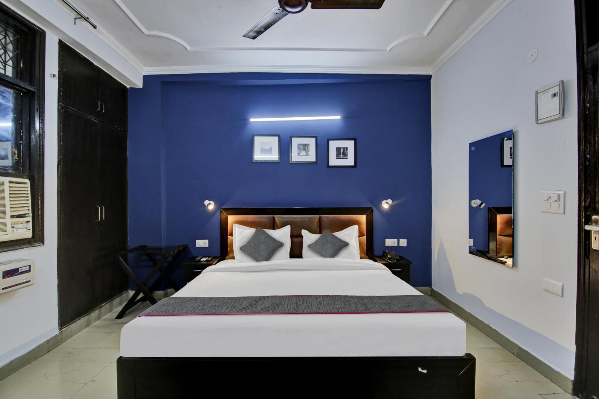 Super Townhouse Saket Residency Near Saket Metro Hotel *
