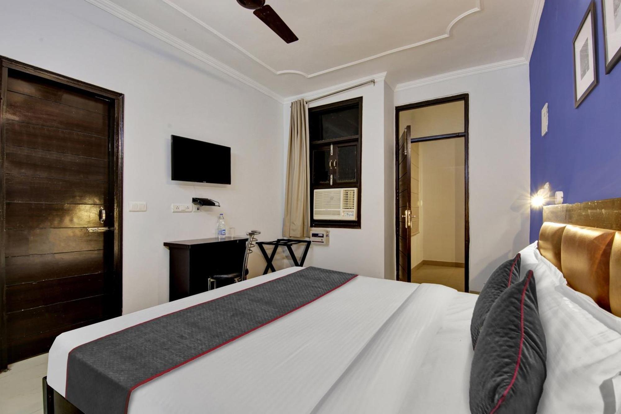 Super Townhouse Saket Residency Near Saket Metro New Delhi