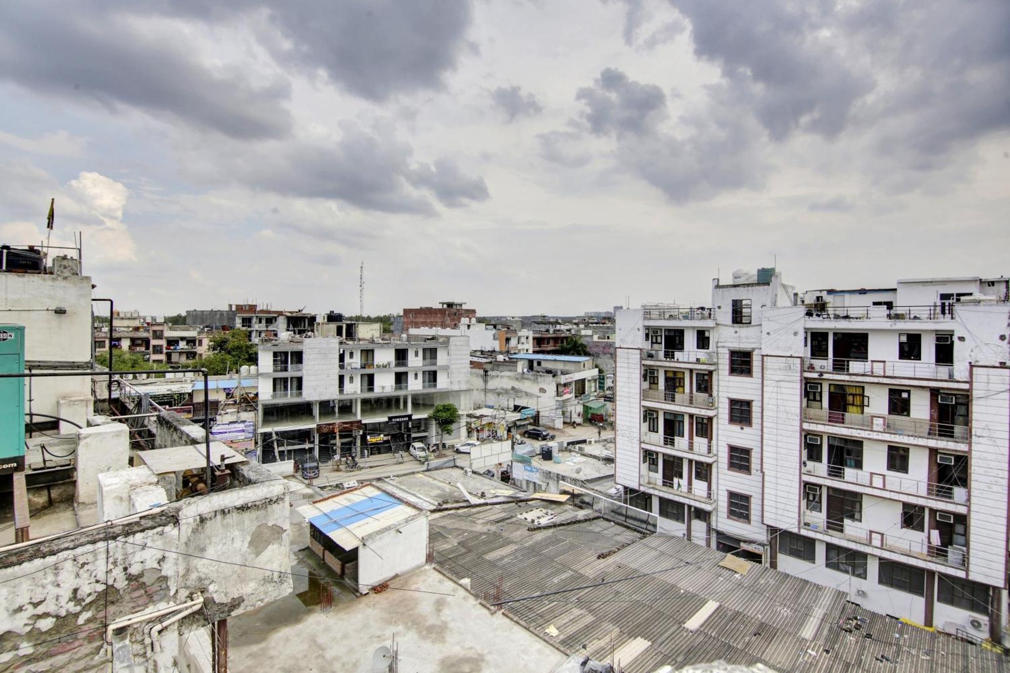 Super Townhouse Saket Residency Near Saket Metro *