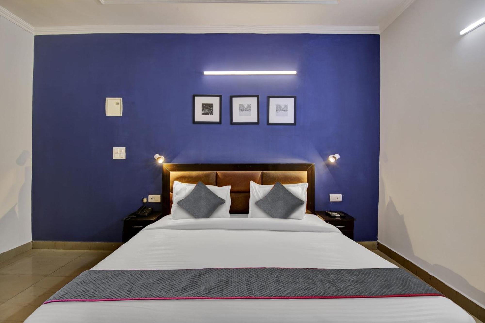 Super Townhouse Saket Residency Near Saket Metro New Delhi
