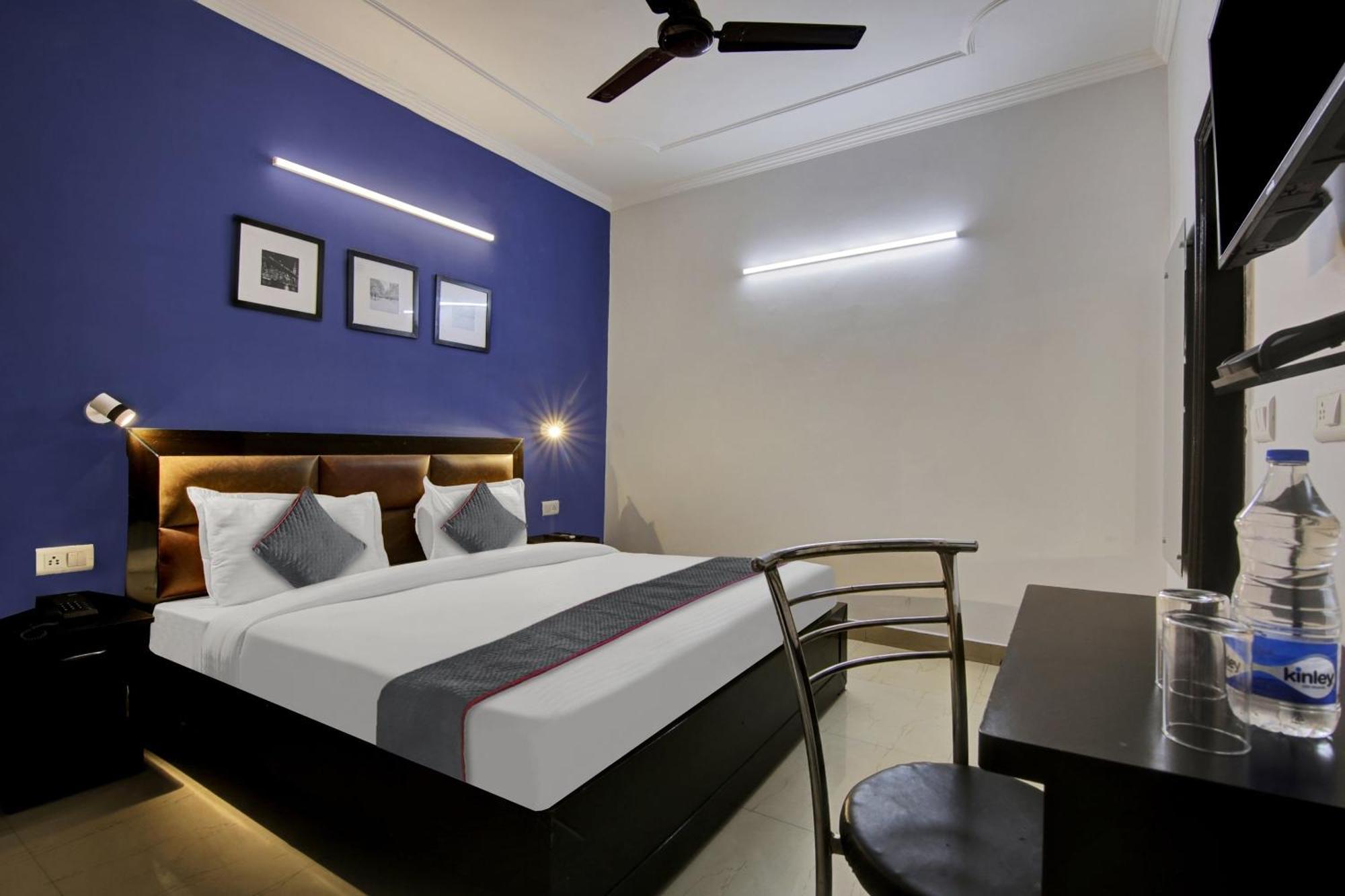 Super Townhouse Saket Residency Near Saket Metro *